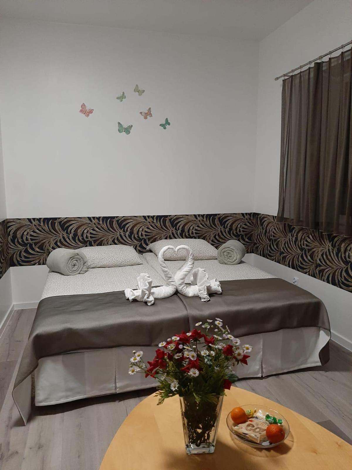 Azyl Otel Legnica Dış mekan fotoğraf